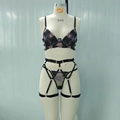 Détail de broderie florale sur ensemble lingerie sexy en maille noire transparente - S / Noir