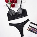 Ensemble de lingerie 2 pièces en dentelle noire avec bralette et string sur fond blanc - S / Noir