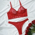Ensemble bralette et string en dentelle florale rouge sur tissu texturé blanc - S / Rouge