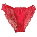 Détail de la culotte en dentelle florale rouge avec bordures festonnées élégantes - S / Rouge