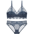Completo intimo in pizzo blu nebbia con reggiseno senza ferretto e slip in mesh trasparente - M / Blu
