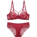 Set lingerie in pizzo rosso con reggiseno floreale e mutandine di raso su bianco - 70A / Borgogna