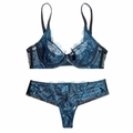 Dessous-Set mit dunkelblauem Wimpernspitzen-BH und passendem Tanga auf weißem Grund - 70C / Blau