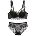 Elegante set di lingerie in pizzo nero con reggiseno push-up e slip coordinati su fondo bianco - 70A / Nero