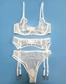 Set lingerie in rete trasparente bianca con reggiseno a ferretto e giarrettiera su sfondo blu - S / Bianco