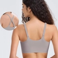 Detalle de sujetador deportivo gris sin costuras con tirantes cruzados y soporte elástico - XS / Gris