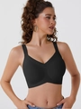 Detalle de sujetador deportivo negro sin costuras con cuello en V y tirantes anchos - S / Negro