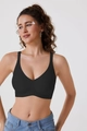 Sujetador deportivo negro sin costuras ni aros con tirantes anchos usado por modelo - S / Negro