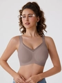 Sujetador sin costuras café con malla cruzada, tirantes anchos y diseño de cuello en V - S / Gris
