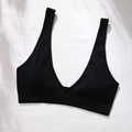 Sujetador deportivo de canalé negro sin costuras con escote en V profundo y tirantes anchos - S / Negro