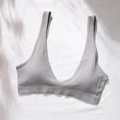 Sujetador deportivo gris sin costuras con cuello en V profundo y tirantes anchos - S / Gris