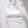 Detalle de bralette halter blanco de canalé con lazos cruzados y textura de tela suave - S / Blanco