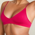 Seamless rose red sports bra with thin straps and V-neckline in high-density knit - Magenta