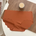 Culotte sans couture en soie glacée marron caramel avec bords festonnés ondulés - S / Caramel