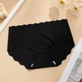 Seamless black women's panties with scalloped edges and quick-dry breathable fabric - S / Black