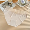 Mutandine in seta di ghiaccio beige chiaro senza cuciture con pizzo e fiocco rosa - Nudo
