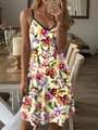 Detail des bunten Orchideenmusters und V-Ausschnitts am beigen Sommer-Trägerkleid - S / Gelb