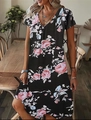 Dettaglio dell'abito estivo con scollo a V e stampa floreale di rose rosa su fondo nero - XL / Stampa Rosa Rosa (Nero)