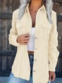 Dettaglio del velluto a coste, bottoni argentati e tasche con patta su giacca beige - Taglia S / Top / Albicocca