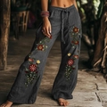 Detail van bloemenborduurwerk op linnenlook broek met wijde pijpen en hoge taille - donkergrijs