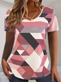 Dettaglio di t-shirt da donna a maniche corte con stampe geometriche rosa e grigie - Taglia S / Top / Borgogna