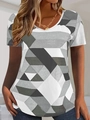 Dettaglio della stampa geometrica astratta su una t-shirt casual da donna con scollo a V - Taglia S / Top / Grigio