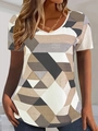 Dettaglio della maglietta da donna slim con scollo a V e stampa geometrica astratta - Taglia S / Top / Kaki