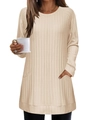 Detail eines lockeren Strickpullovers mit Rundhalsausschnitt und Seitentaschen in Apricot - S / Oberteile / Aprikose