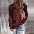Dettaglio della trama a coste rosso scuro e della zip in metallo su questo cardigan donna - Borgogna