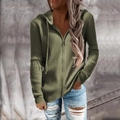 Dettaglio della trama a costine verde oliva su un maglione con cappuccio e zip a maniche lunghe - Verde militare