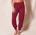 Dettaglio dei pantaloni harem rosso scuro a vita alta con fascia elastica arricciata e caviglie - Taglia S / Pantaloni e gonne / Borgogna