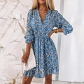 Détails du décolleté en V et de la taille ajustée sur cette robe bohème à fleurs bleues - S / Robes / Bleu