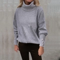 Elegante suéter de cuello alto gris claro de punto acanalado con botones en los puños - S / Tops / Gris
