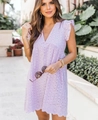 Dettaglio vestito lilla con scollo a V, ricamo traforato e maniche a volant eleganti - Viola