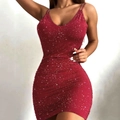 Gros plan sur une robe moulante rouge vin à paillettes avec fronces et tissu brillant - S / Bordeaux