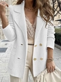 Detailaufnahme der weißen Strickjacke mit goldenen Reliefknöpfen und Revers-Details - S / Oberteil (TS23134) / Weiß