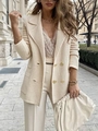 Detail der Textur des beige gestrickten Blazers mit Revers und goldenen zweireihigen Knöpfen - S / Oberteil (TS23134) / Aprikose