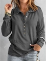 Detail van een antracietgrijze wafelgebreide poloshirt met beige knopen aan de voorkant - S / Tops / Grijs