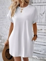 Dettaglio dell'abito t-shirt bianco con maniche risvoltate e tasche laterali - Taglia S / Pantaloni e gonne / Bianco