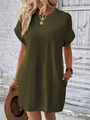 Dettaglio dei polsini arrotolati e delle tasche laterali sull'abito in cotone verde oliva - Taglia S / Pantaloni e gonne / Verde militare
