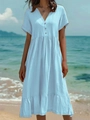 Détail de la robe bleu clair à col en V avec plis élégants à la taille et ourlet volanté - Bleu clair
