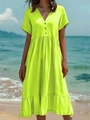 Détail de la robe jaune néon à col en V avec boutons noirs et tissu plissé texturé - Fluorescent