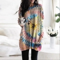 Detail van kleurrijke tie-dye tuniek met vleermuismouwen en twee voorzakken in casual stijl - S / Khaki Tie-Dye