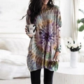 Detail van een losse tie-dye sweatshirtjurk met zijzakken en comfortabele vleermuismouwen voor dames - S / Paars Tie Dye