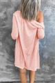 Gros plan du cardigan rose montrant la texture flammée et la maille légère du vêtement - Rose Clair