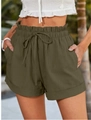Détail d'un short vert olive à taille haute avec cordon de serrage et design paperbag - Vert Militaire