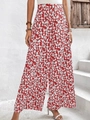 Detail der roten High-Waist-Hose mit weitem Bein und weißen Blumenmustern für den Sommer - S / Rot