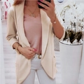 Deteilaufnahme des dreiteiligen Anzugs mit beigem Blazer, rosa Spitzentop und Hose - S / Aprikose
