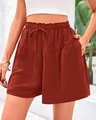Dettaglio di pantaloncini estivi a vita alta rosso ruggine con tessuto testurizzato e tasche - S / Rosso Arancio