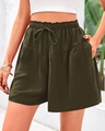 Détail d'un short taille haute vert olive avec cordon de serrage et tissu texturé - Vert Militaire